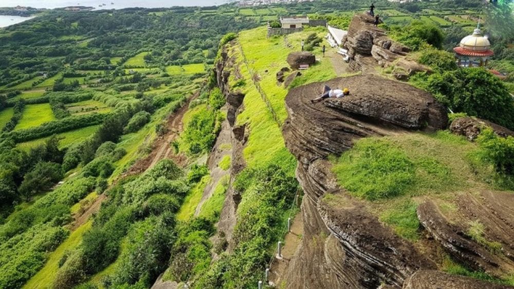 Vách đá dựng đứng độc đáo trên đường lên đỉnh Cao Cát